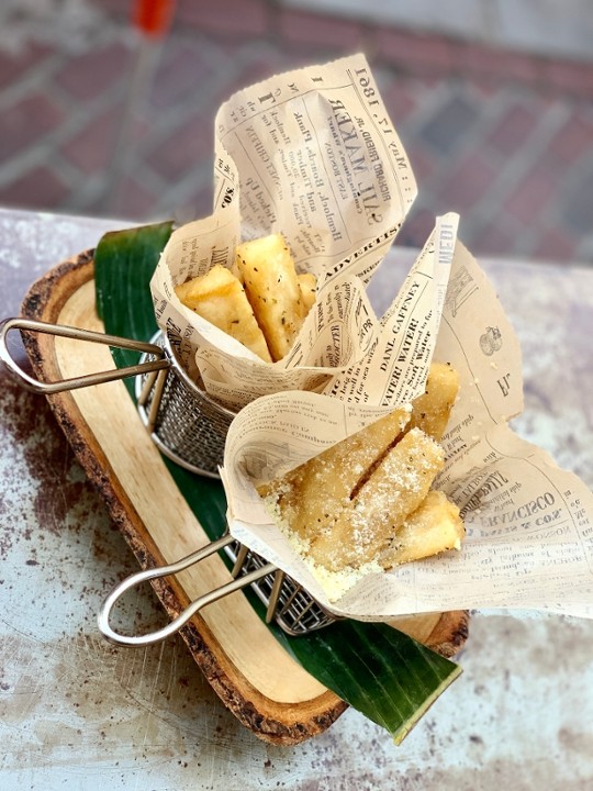 YUCA FRITA A LA PARMESANA