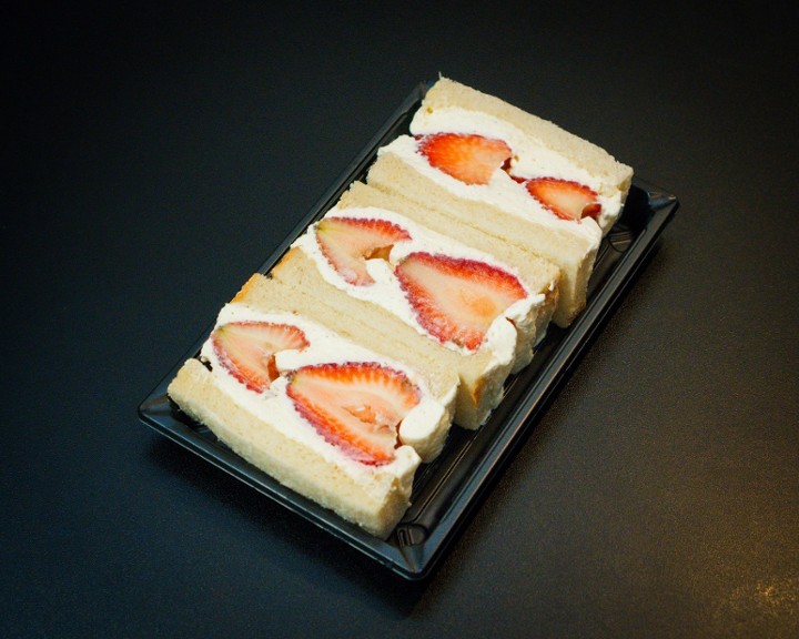 Strawberry Cream Sando いちごサンド