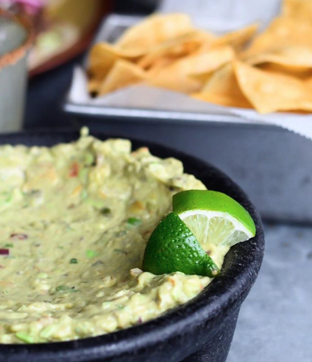 VEGAN GUACAMOLE WITH CHIPS