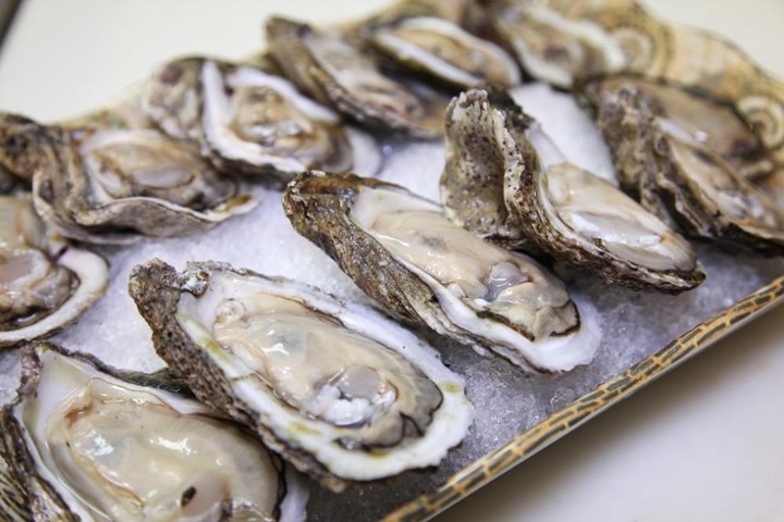 Oysters Raw on the Half Shell (6)