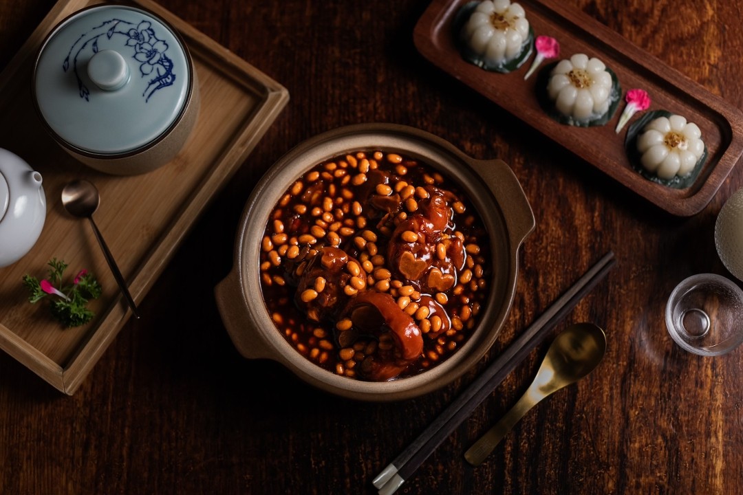 Braised Pork Knuckles & Soy Beans 酱香黄豆焖猪脚