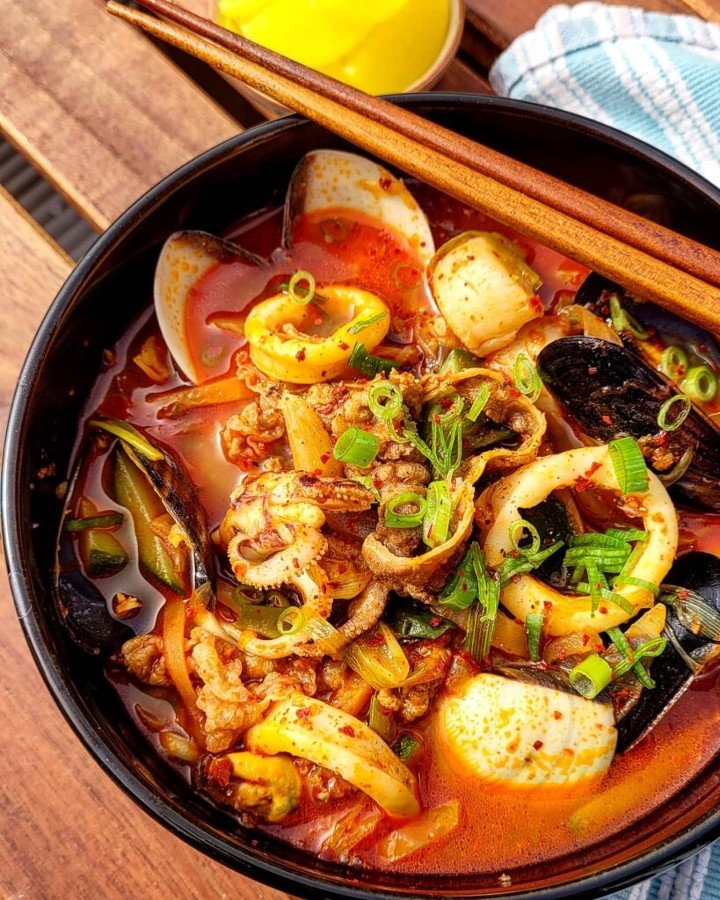 Spicy Seafood Noodles Soup (Jjamppong)