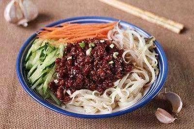 Musk Likes Noodles with Soybean Paste (zhajiang Noodles)老北京炸酱面