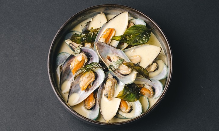 Coconut Basil Green Mussels