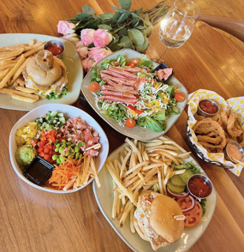 Twigs Tavern and Grille
