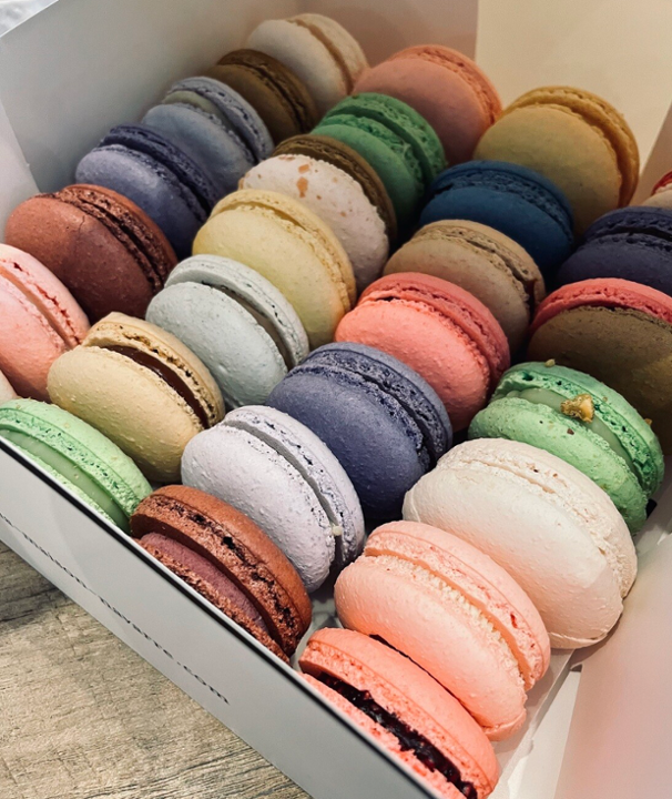 Gift Box of 32 Macarons