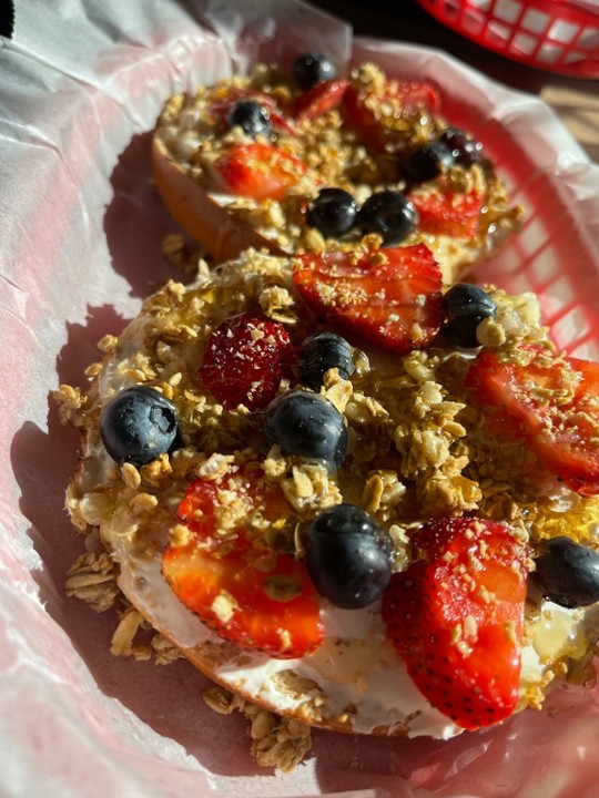 granola & berries croissant