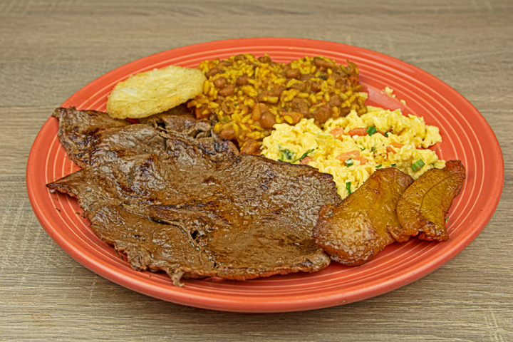 Calentado con Huevos Pericos y Carne a la Plancha