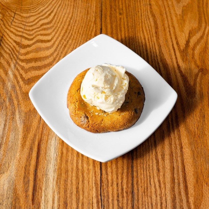 Chocolate Chip Cookie w/ Ice Cream