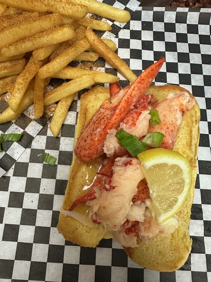 Lobster roll Maine style