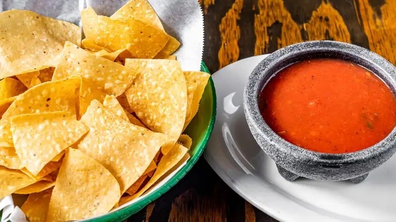 SMALL CHIPS AND SALSA