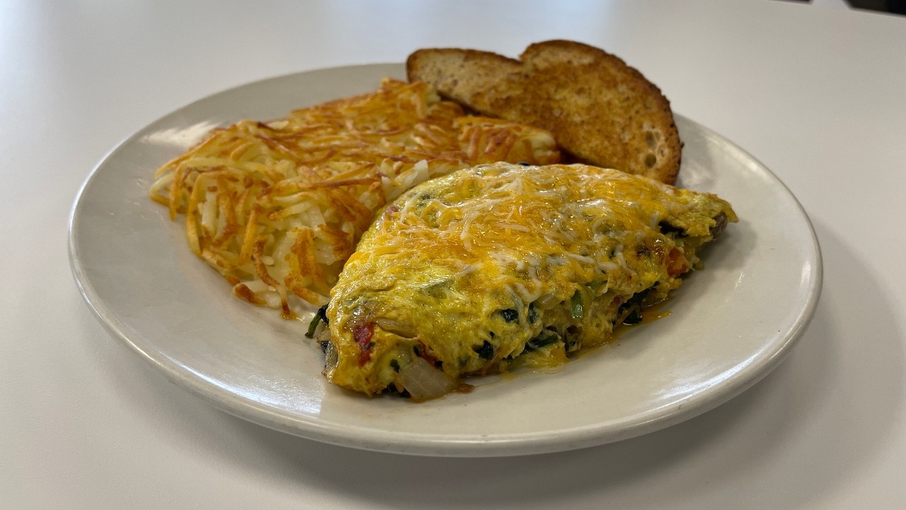 Western Omelette (cheddar, ham, onion, and bell peppers) Toast & Hashbrown