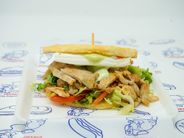 AREPA CON POLLO ASADO