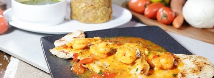 Pechuga De Pollo Con Camarones Al Ajillo Con Mofongo