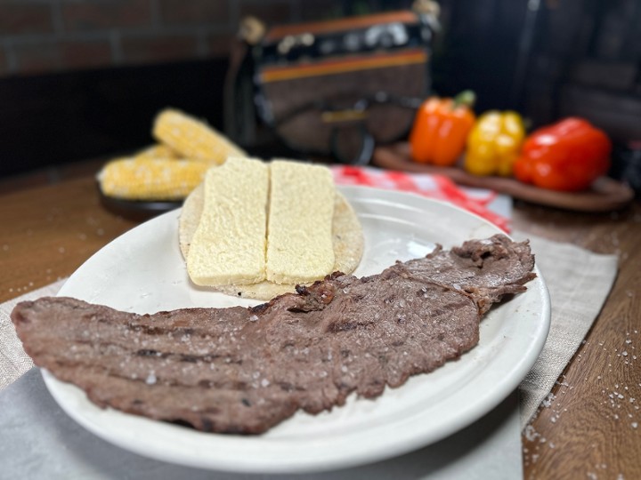 Carne Asada Y Arepa Con Queso