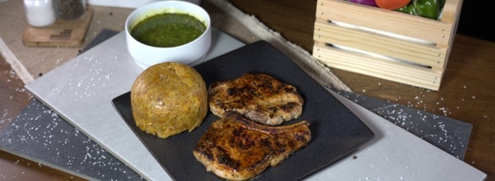 Chuletas De Cerdo a La Parrilla Con Mofongo