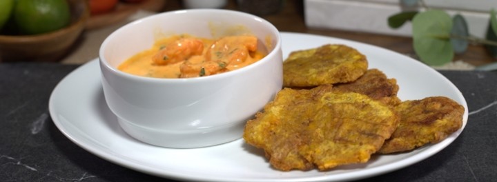 Tostones Con Salsa De Ajo Y Camarones