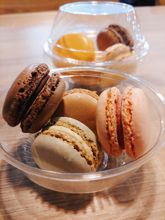 Assorted Macarons (4 pcs)