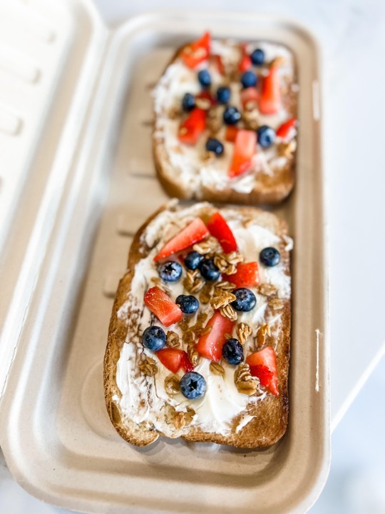 BASIC. BERRIES & CREAM TOAST