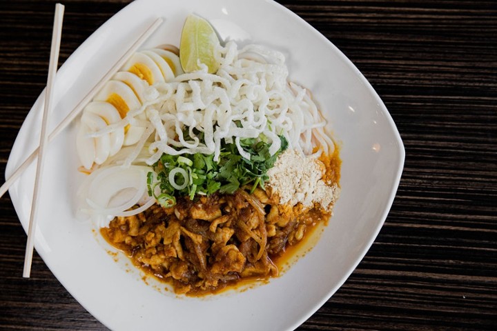 Rice Noodles with Chicken Curry Sauce (Nan Gyi Thoat)