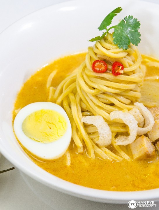 Large Chicken Coconut Noodle Soup (Own No Koksware)