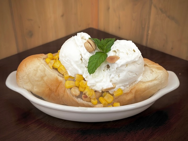 D010. Bread Ice Cream with Sweet Sticky Rice and Corn