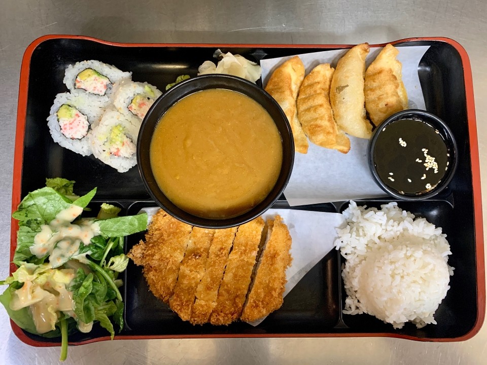 Curry Tonkatsu, Gyoza, Ca Roll (4)