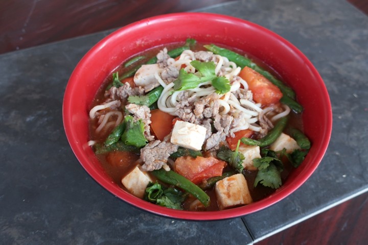 Tomato Broth w/ Sliced Beef and Ramen 蕃茄牛肉湯