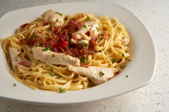 Linguini con Pechuga de Pollo y Tocineta