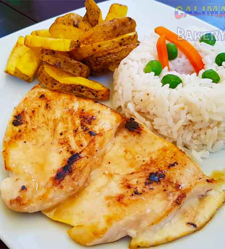Pechuga De Pollo Con Arroz Y Maduros / Grilled Chicken with White Rice and Sweet Plantains