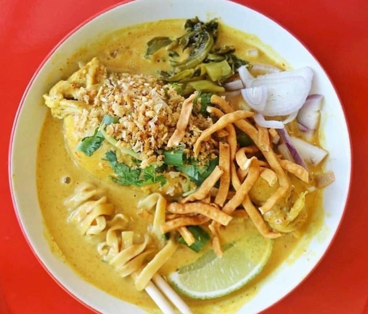 KHAO SOI GAI ( EGG NOODLE CURRY WITH CHICKEN )