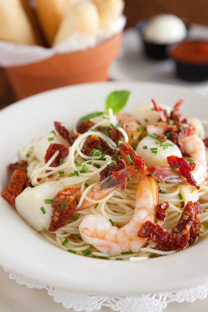 Angelhair Garlic & Oil with Shrimp, Scallops, & Sundried Tomatoes