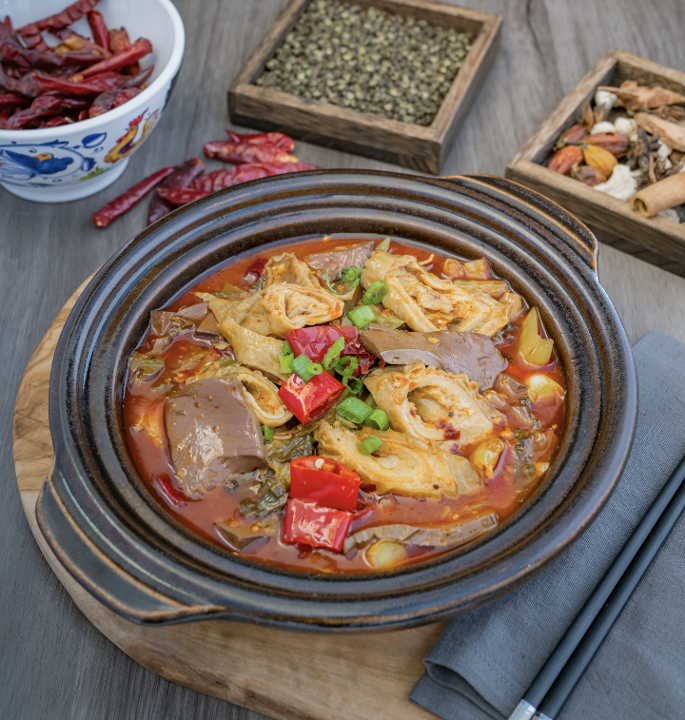 鸭血肥肠煲 Stewed Pork Intestine with Duck Blood in Clay Pot