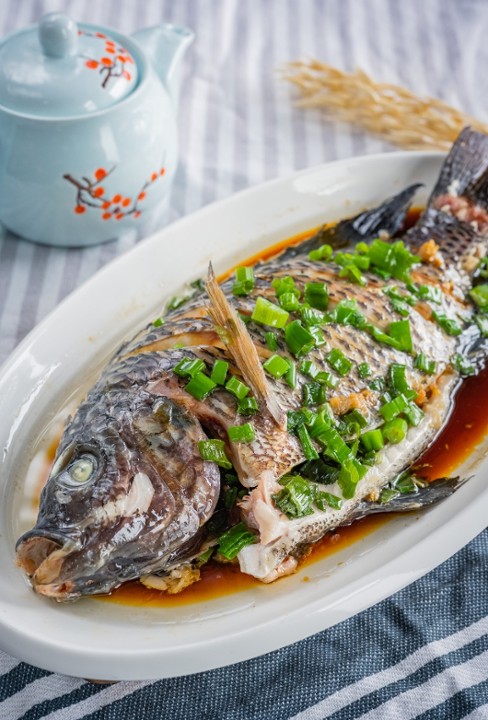 清蒸活鱼 Steamed Whole Fish with Seafood Soy Sauce