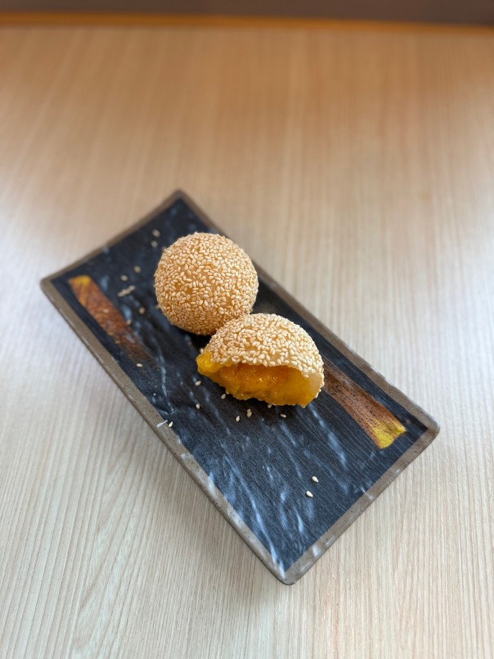 Golden Egg Yolk Sesame Bun 流沙芝麻球 (2)