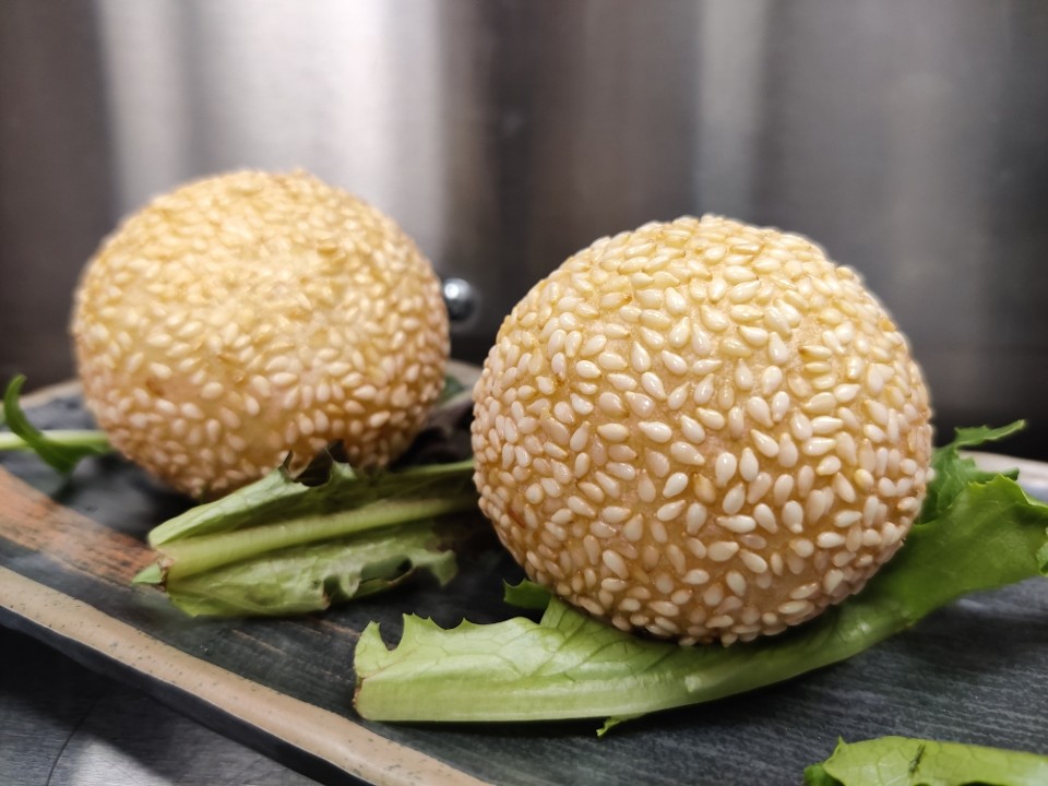 Fried Taro Sesame Bun 芋泥芝麻球 (2)