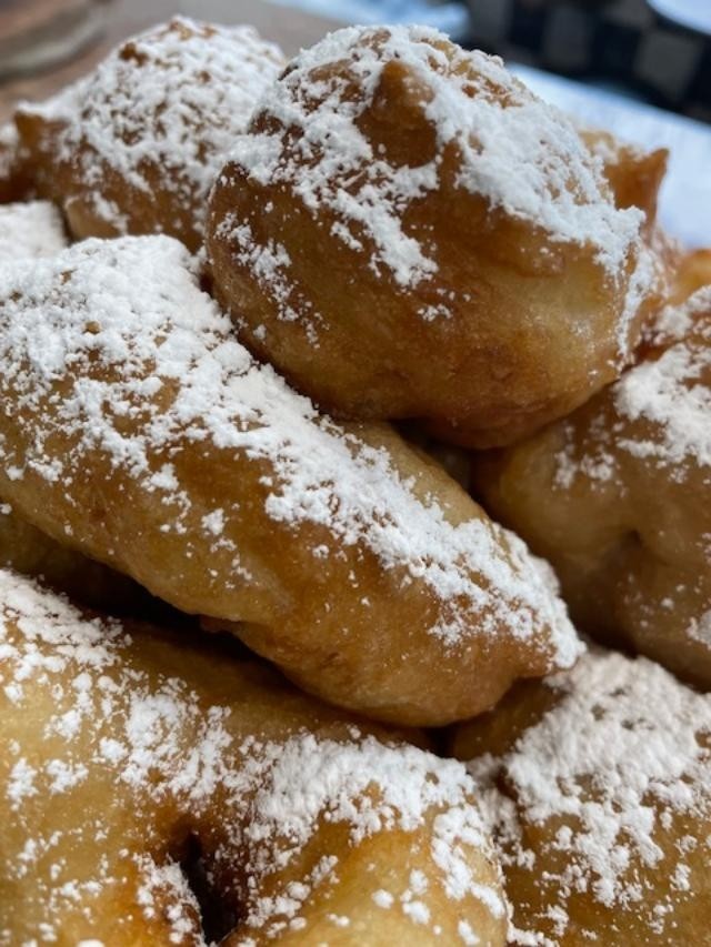 3 Zeppoli topped with Nutella