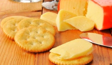 Gouda/Monterey Jack/White Cheddar Cheese Cubes (1/2 lb) with Cracker