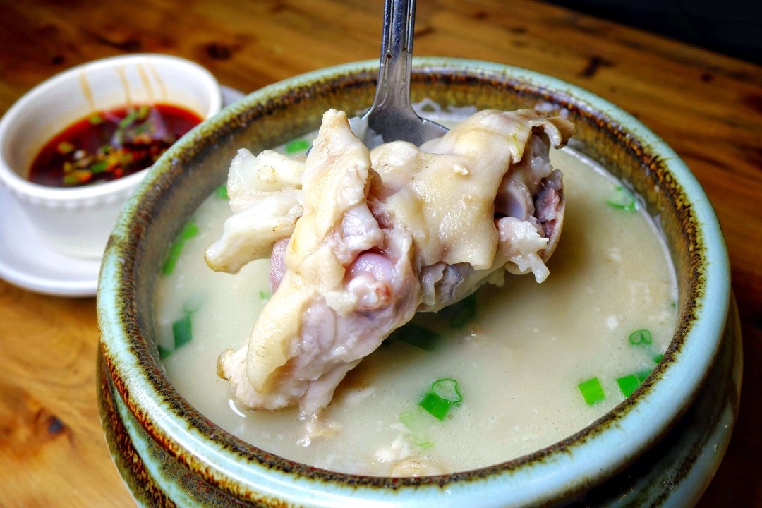 Pig Feet and White Bean Soup 养颜蹄花汤