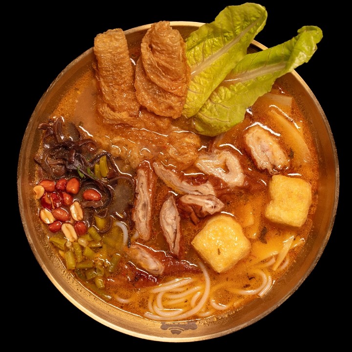 D6. Losifen Rice Noodle with Pork Braised Intestine
