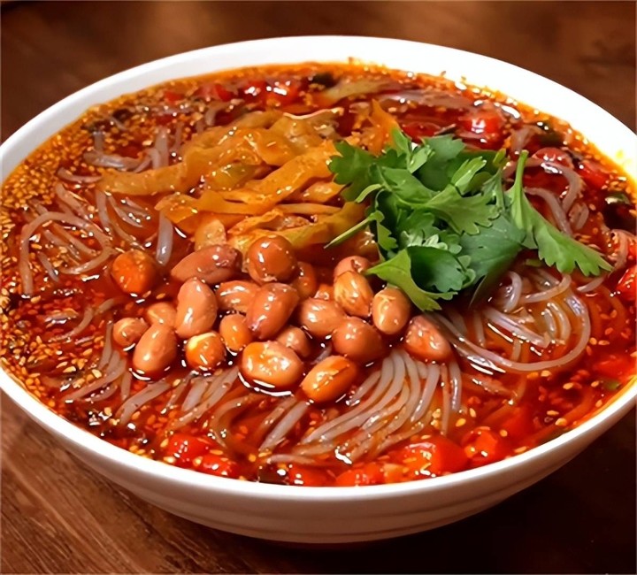 Hot and sour glass noodle soup骨汤酸辣粉