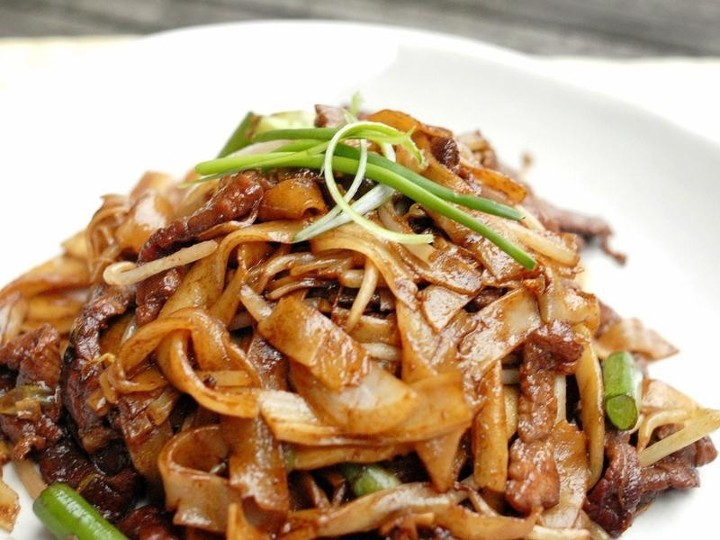 Stir-fried Rice Noodles With Beef干炒牛河