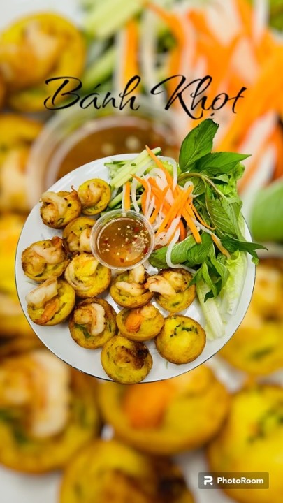 Bánh khọt (48 Vietnamese mini shrimp pancakes)  - with salad and fish sauce