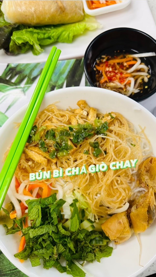 Bun Bi Cha Gio Chay - Vegetarian egg roll and fry vegi vermicelli