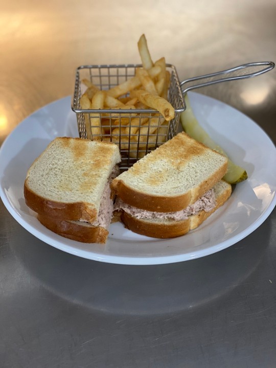 HOMEMADE TUNA SALAD SANDWICH