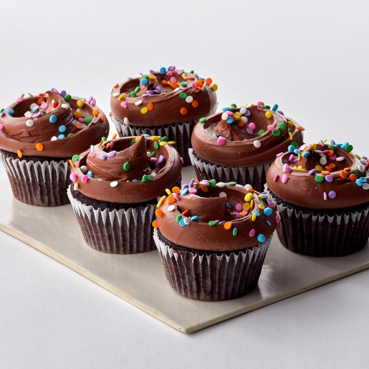 Chocolate Cupcakes w/ Chocolate Buttercream - 6 Count