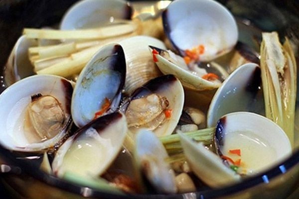 Clam steamed with lemongrass