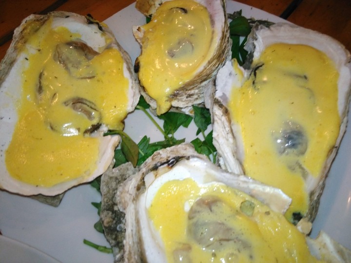 Oyster grill with cheese