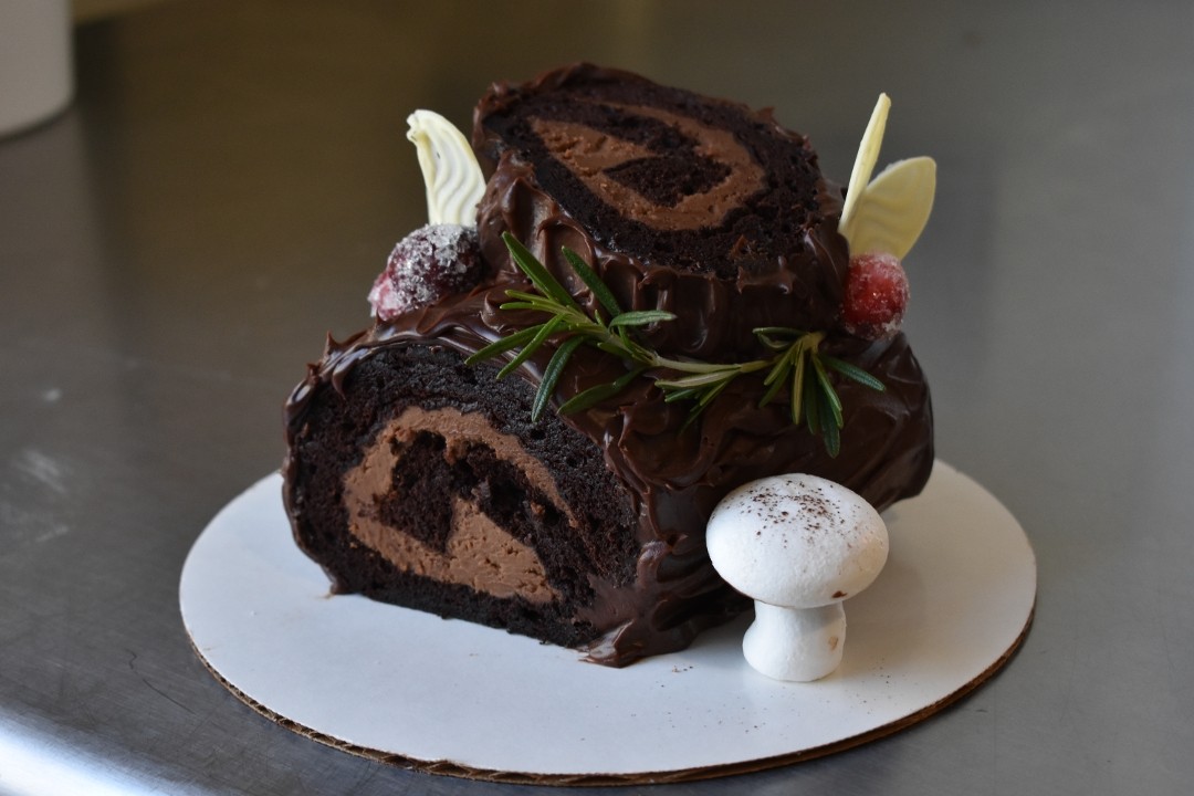 Yule Log Cake Recipe (Banh Buche de Noel) - Viet World Kitchen