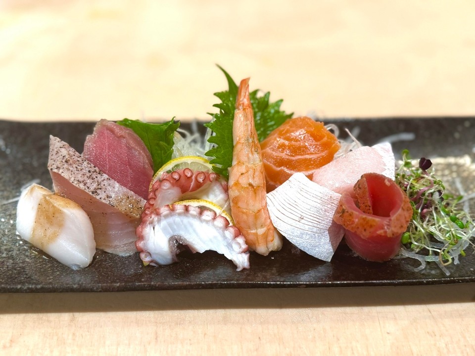 9 Pieces Sashimi Platter